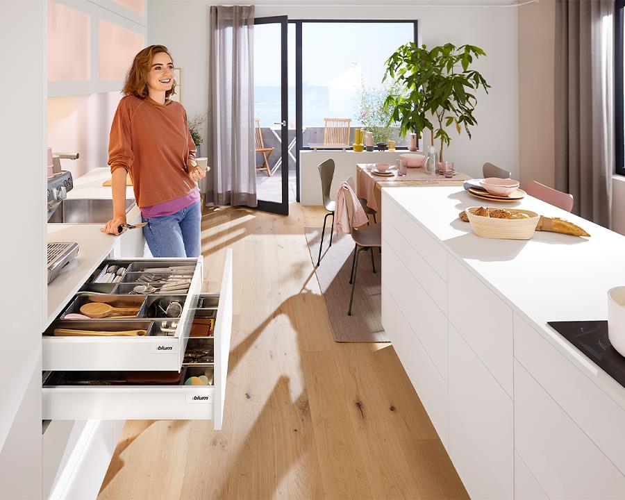 Blum TANDEMBOX Antaro M‑height drawer side, 650 mm, silk white steel (part 378M6502SA)