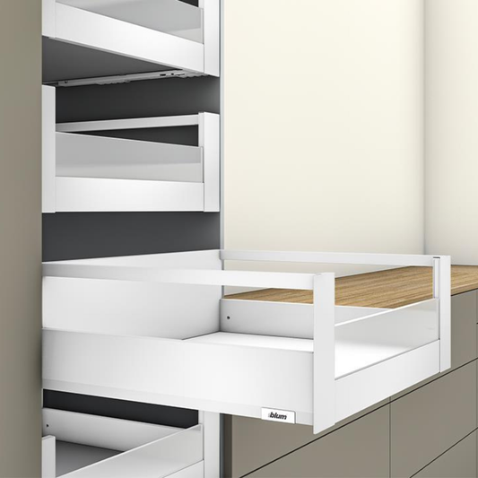 Blum MERIVOBOX E Height inner drawer gallery with high glass design element, 550mm BLUMOTION soft‑close runner, Silk White 40kg, fits 600mm cabinet