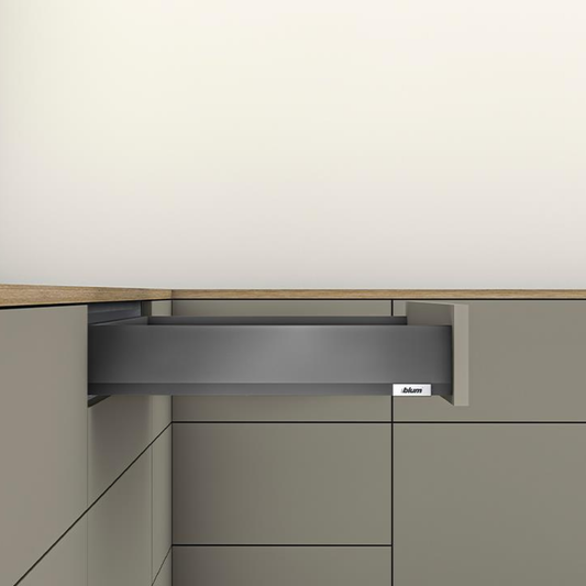 Blum MERIVOBOX M 600 mm Orion Grey drawer unit, 91 mm high drawer sides, TIP‑ON BLUMOTION soft‑close full‑extension system — 40 kg capacity for light-to-medium load storage
