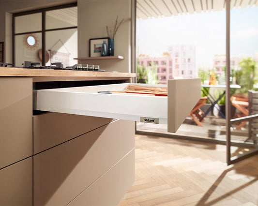 Blum MERIVOBOX N 68.5 mm low‑profile drawer, 500 mm deep, silk white steel sides with soft‑close BLUMOTION, 70 kg load capacity 