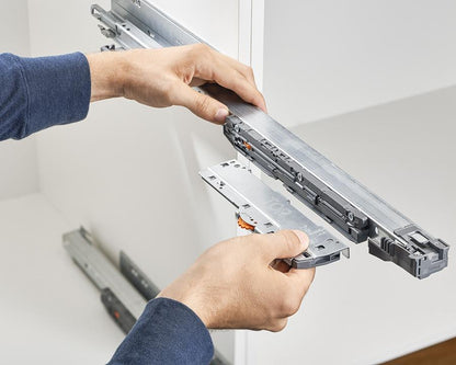 Blum TIP-ON BLUMOTION set unit and latch for LEGRABOX and MOVENTO drawers, compatible with 450–600mm NL runners, 35–60kg load capacity, push-to-open soft-close drawer mechanism