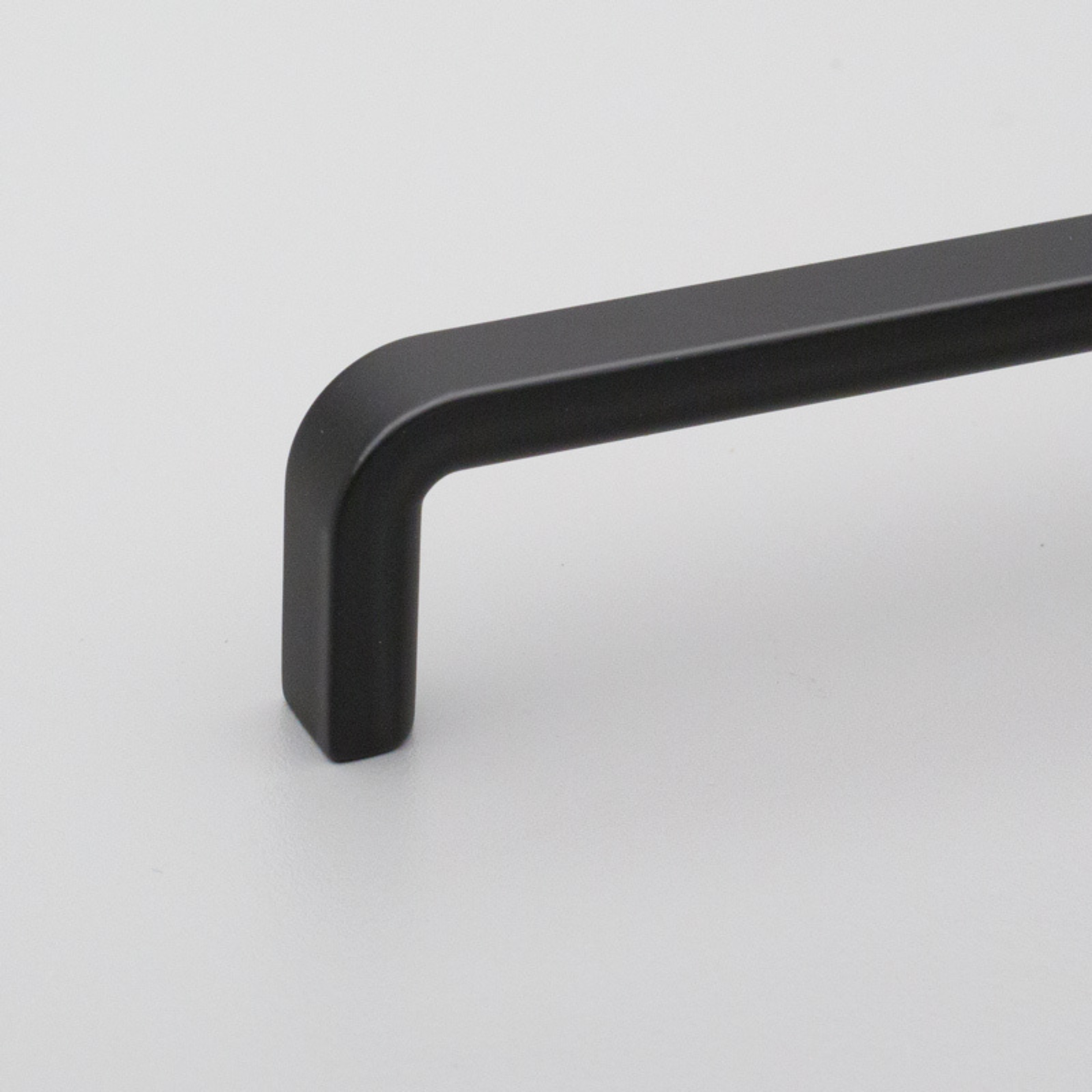 Kethy Byron die‑cast zinc cabinet pull handle in matt finish – modern hardware available in multiple sizes and finishes