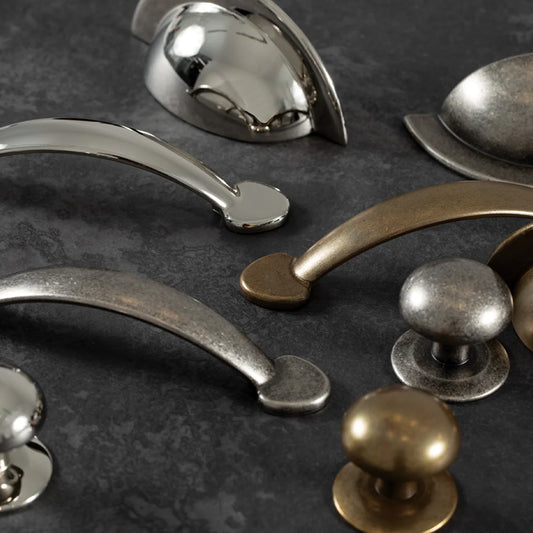 Trafalgar by Momo classic cabinet handle in elegant finish, traditional style handle for kitchen cupboards, drawers, and furniture doors